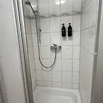 Zentrale - Gemeinschaftskueche & Badezimmer - Free Wifi בית הארחה *