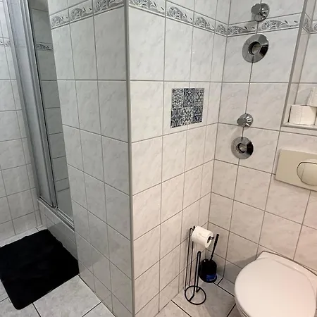 Casa de hóspedes Zentrale - Gemeinschaftskueche & Badezimmer - Free Wifi