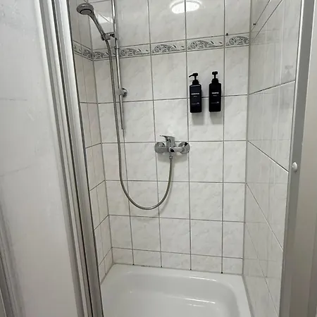 Zentrale - Gemeinschaftskueche & Badezimmer - Free Wifi Casa de hóspedes *