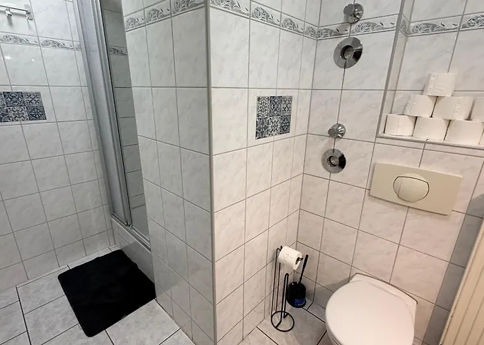 Guest house Zentrale - Gemeinschaftskueche & Badezimmer - Free Wifi