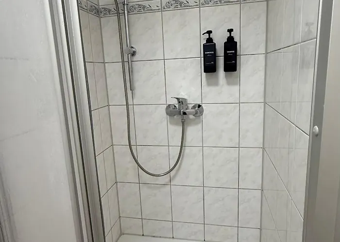 Zentrale - Gemeinschaftskueche & Badezimmer - Free Wifi Guest house *